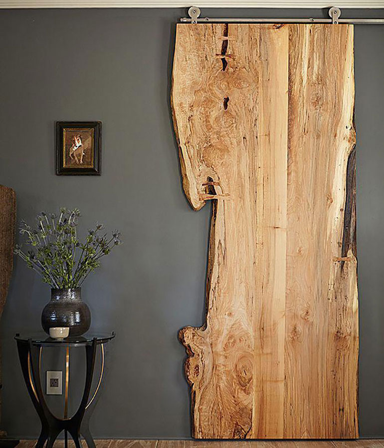 Деревянная раздвижная дверь из спила дерева