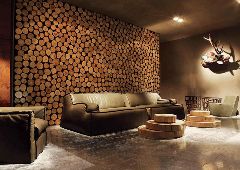 Деревянные спилы дерева как украшение стен гостиной