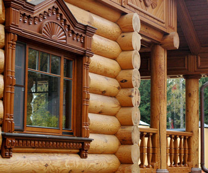 Деревянное окно в Бревенчатом доме в Горках, фасад