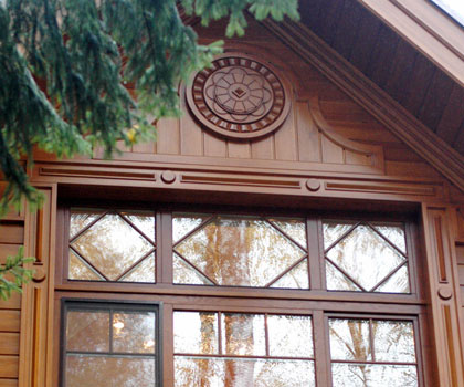 Деревянное окно в поселке Горки, фасад
