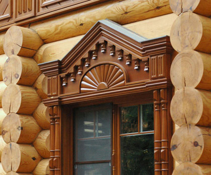 Красивое деревянное окно с наличниками в деревне Горки