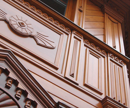 Детали деревянного фасада дома в Горках