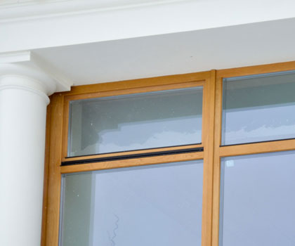 Фрагмент деревянного окна Монолит