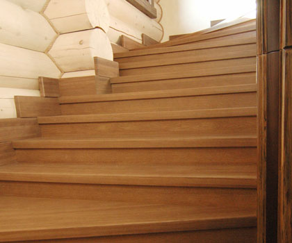 деревянная лестница в поселке Руза